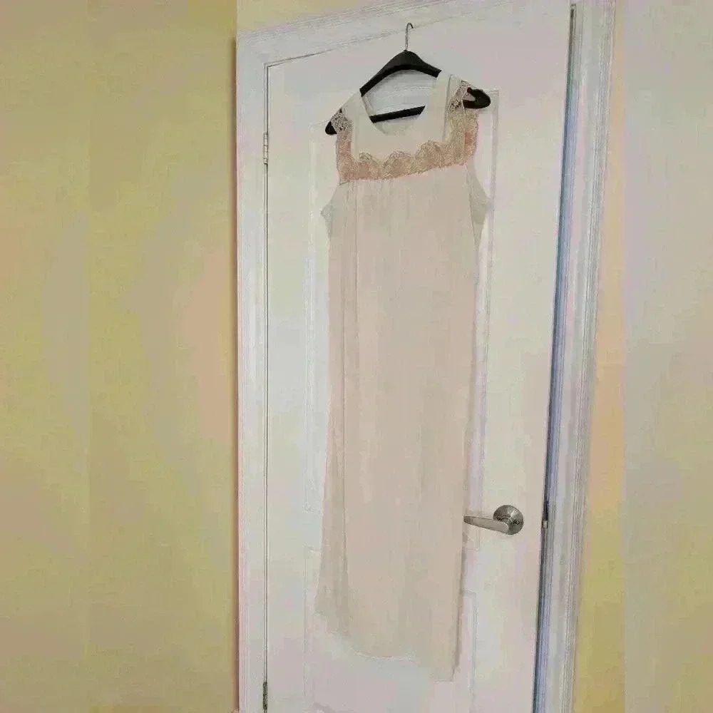 Vintage sleepwear long nightie lace details  size large